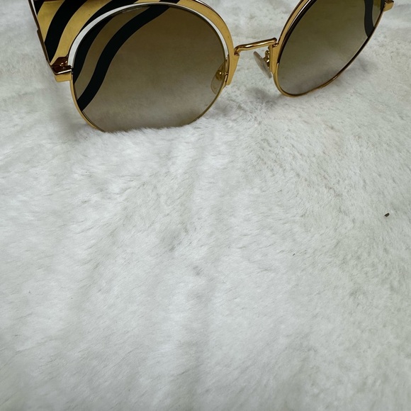 Fendi Stylish Gold Sunglasses case included - Picture 2 of 5